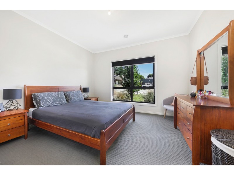 Unit 4, 92 Fersfield Road, Gisborne VIC 3437