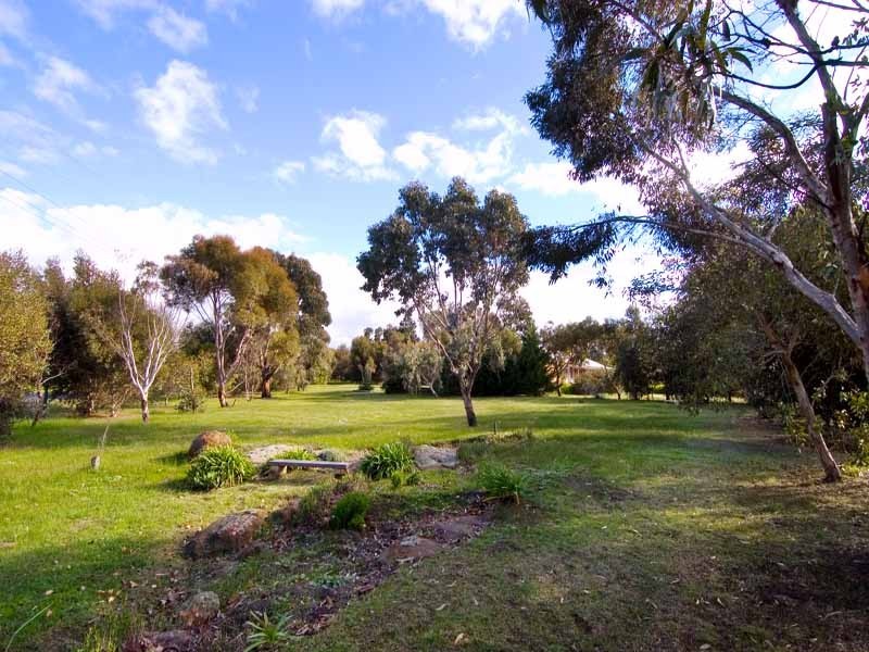 9 Peavey Rd*, Gisborne VIC 3437