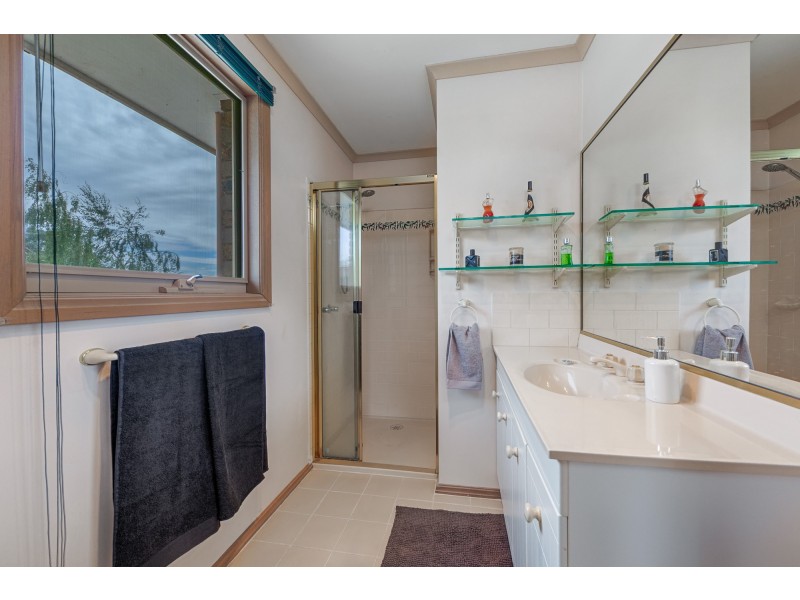 16 Wyralla Crescent, Gisborne VIC 3437