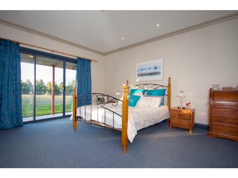 15 Kumbari Court*, New Gisborne VIC 3438