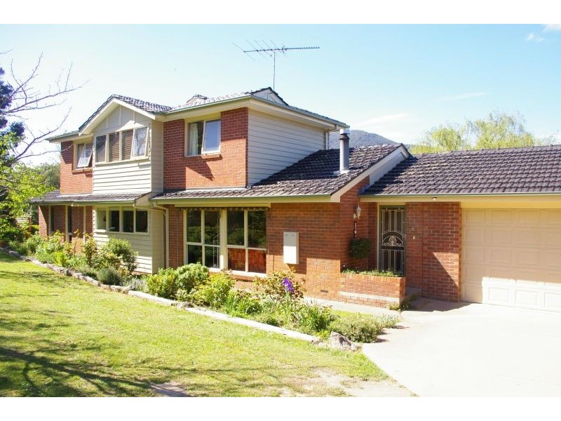 17 Windsor St, Macedon VIC 3440