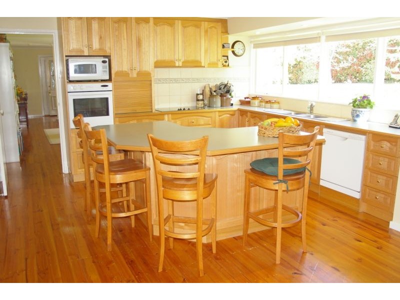 17 Windsor St, Macedon VIC 3440