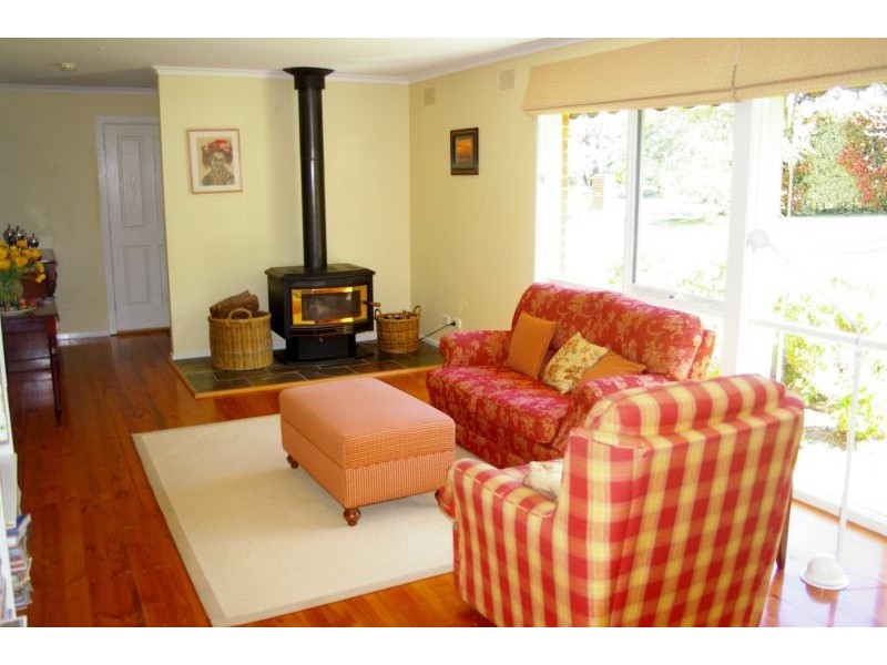 17 Windsor St, Macedon VIC 3440