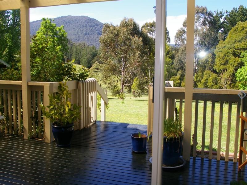 17 Windsor St, Macedon VIC 3440