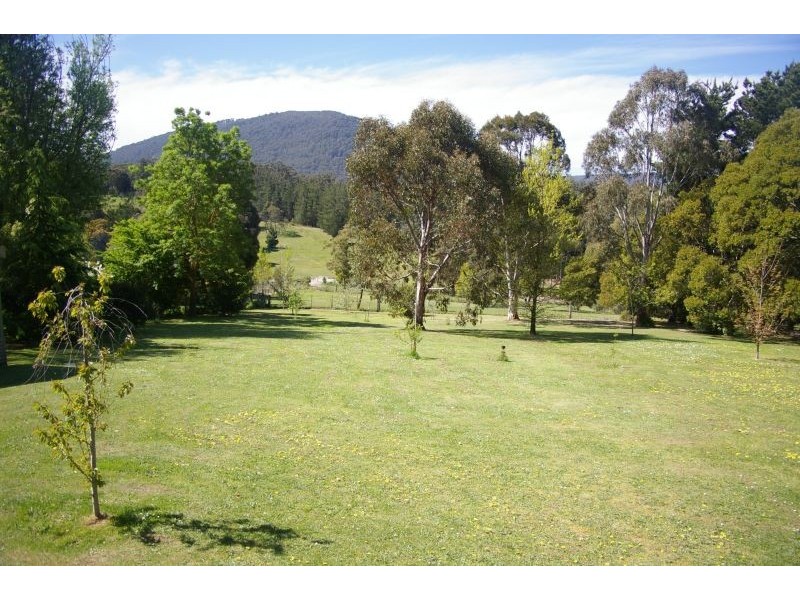 17 Windsor St, Macedon VIC 3440