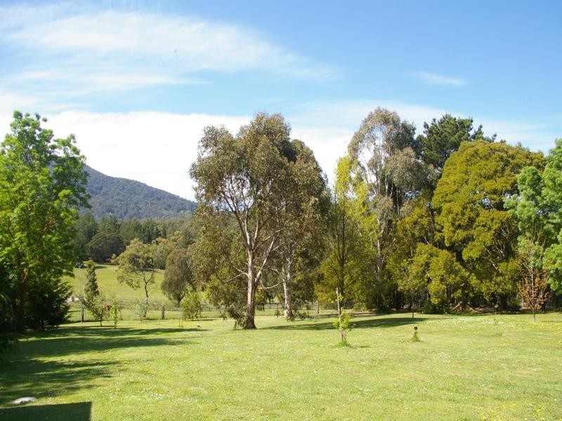 17 Windsor St, Macedon VIC 3440