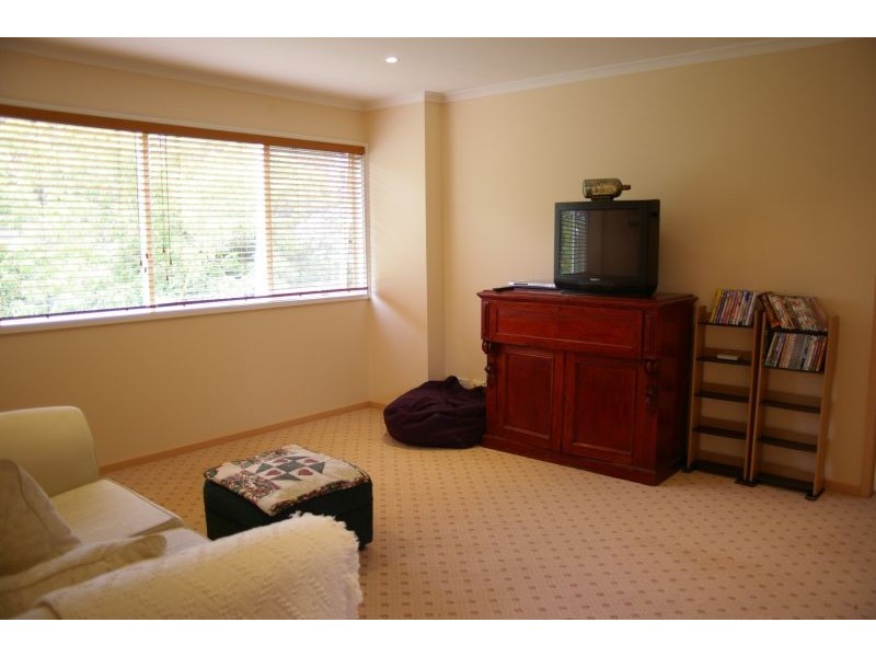 17 Windsor St, Macedon VIC 3440