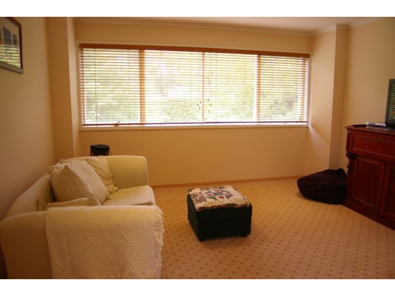 17 Windsor St, Macedon VIC 3440