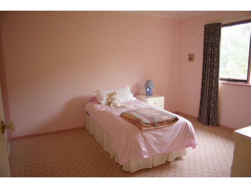 17 Windsor St, Macedon VIC 3440