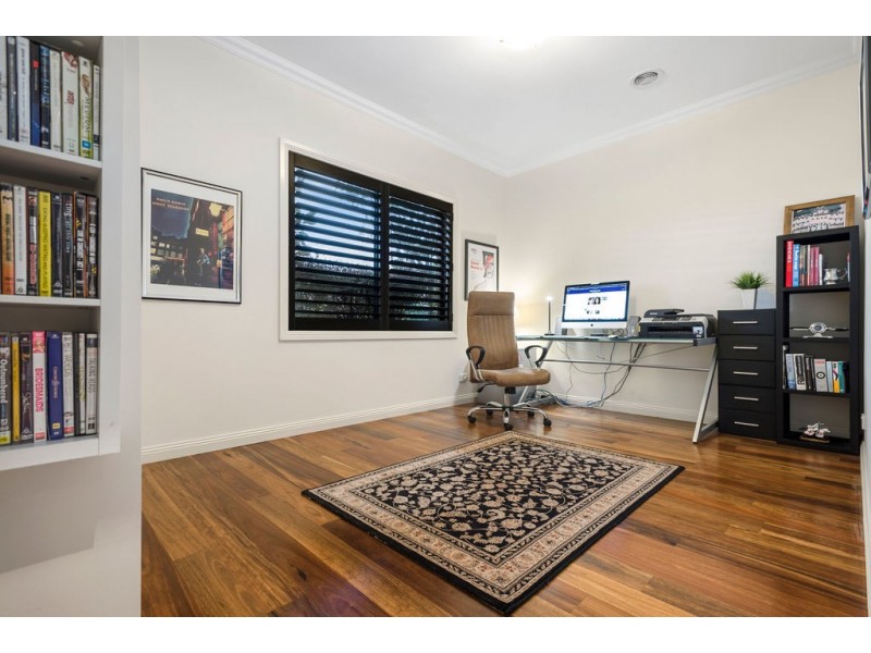 17 McKernan Place, Gisborne VIC 3437