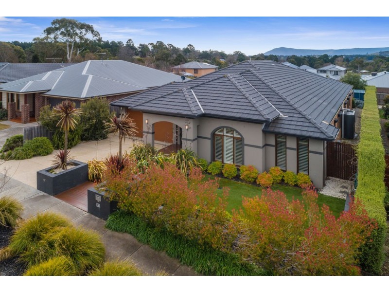 17 McKernan Place, Gisborne VIC 3437