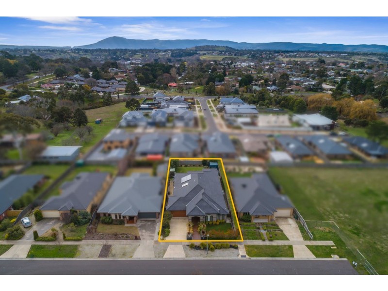 17 McKernan Place, Gisborne VIC 3437