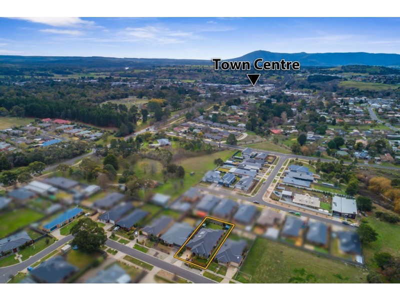 17 McKernan Place, Gisborne VIC 3437