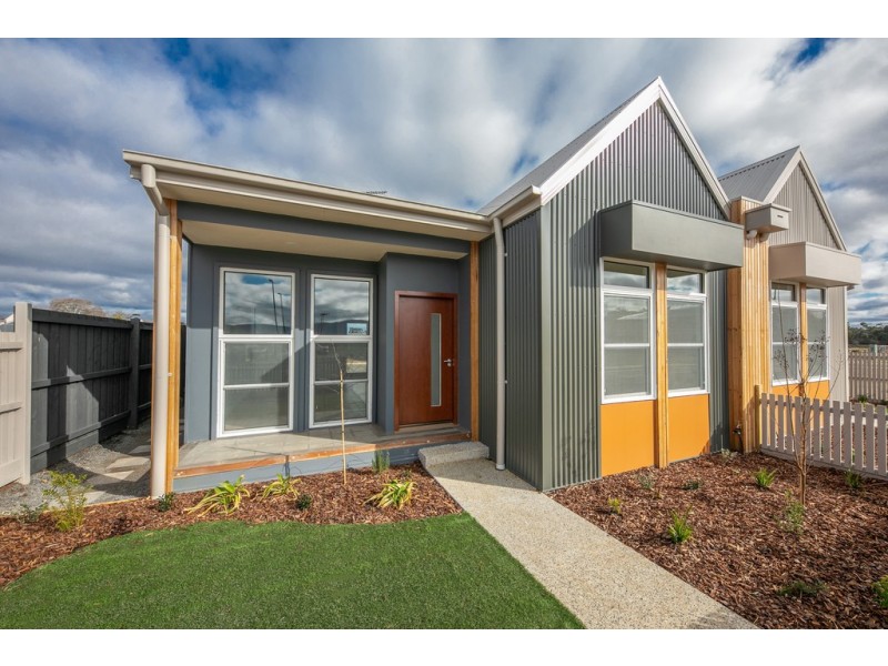 7 and 9 Hurst Drive, New Gisborne VIC 3438