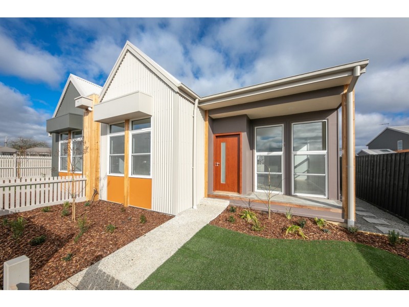 7 and 9 Hurst Drive, New Gisborne VIC 3438