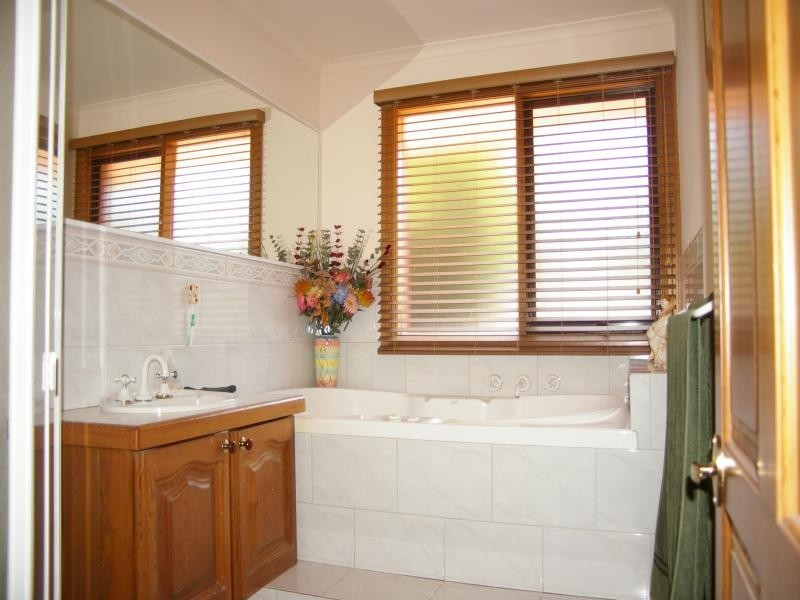 92 Skyline Dr, Gisborne VIC 3437