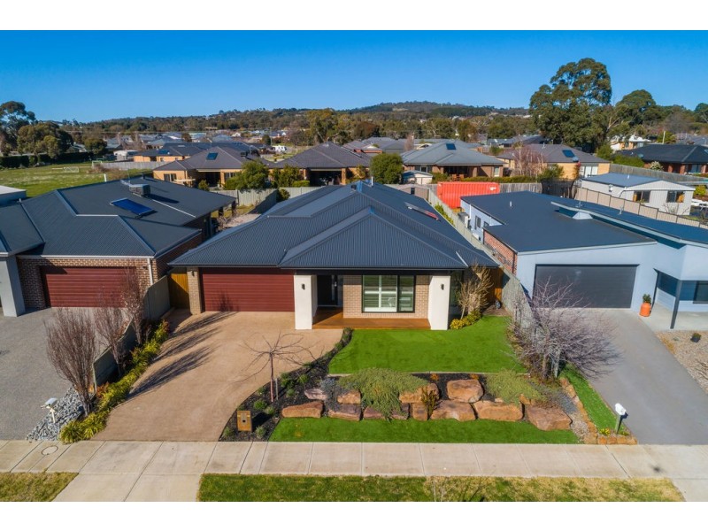 18 Widdis Way, Gisborne VIC 3437