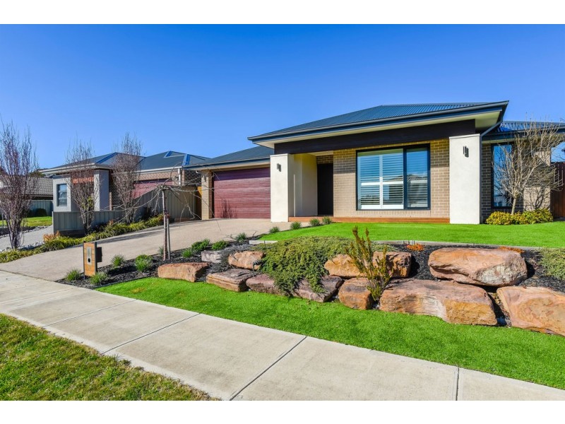 18 Widdis Way, Gisborne VIC 3437