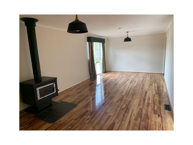 6 Beech Crt, Gisborne VIC 3437