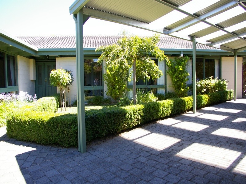 4 Sansom St, Gisborne VIC 3437