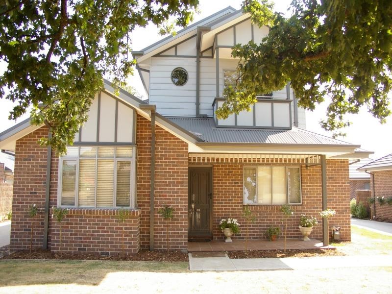 Unit 2/8A Howey St, Gisborne VIC 3437