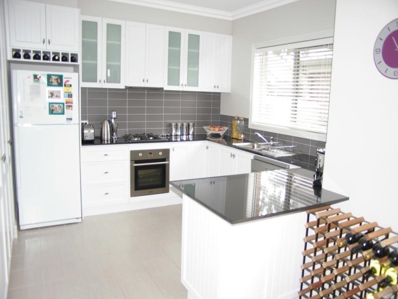 Unit 2/8A Howey St, Gisborne VIC 3437