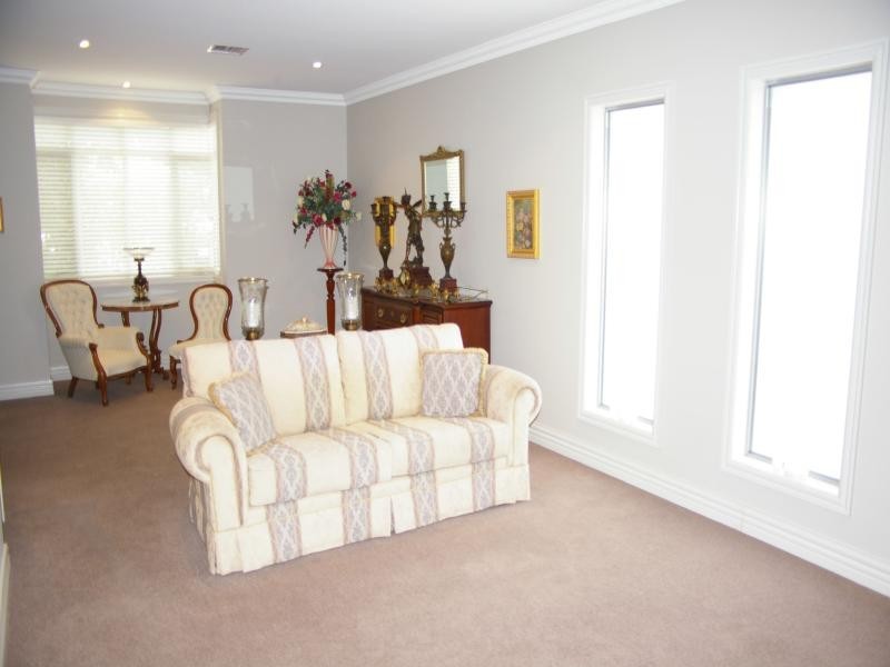 Unit 2/8A Howey St, Gisborne VIC 3437