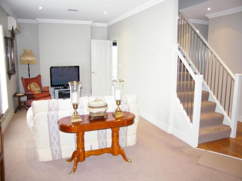 Unit 2/8A Howey St, Gisborne VIC 3437