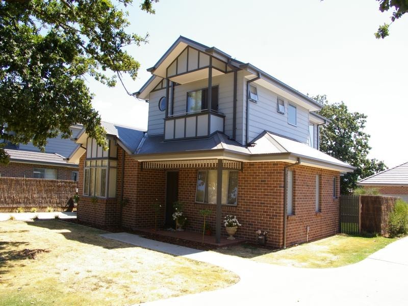 Unit 2/8A Howey St, Gisborne VIC 3437