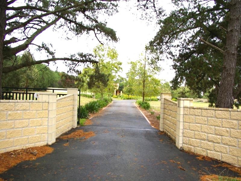 242 Couangalt Rd, Gisborne South VIC 3437
