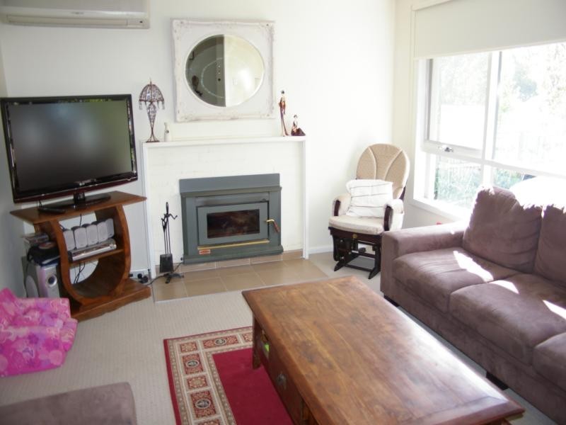 1/10 Rodney St, Gisborne VIC 3437