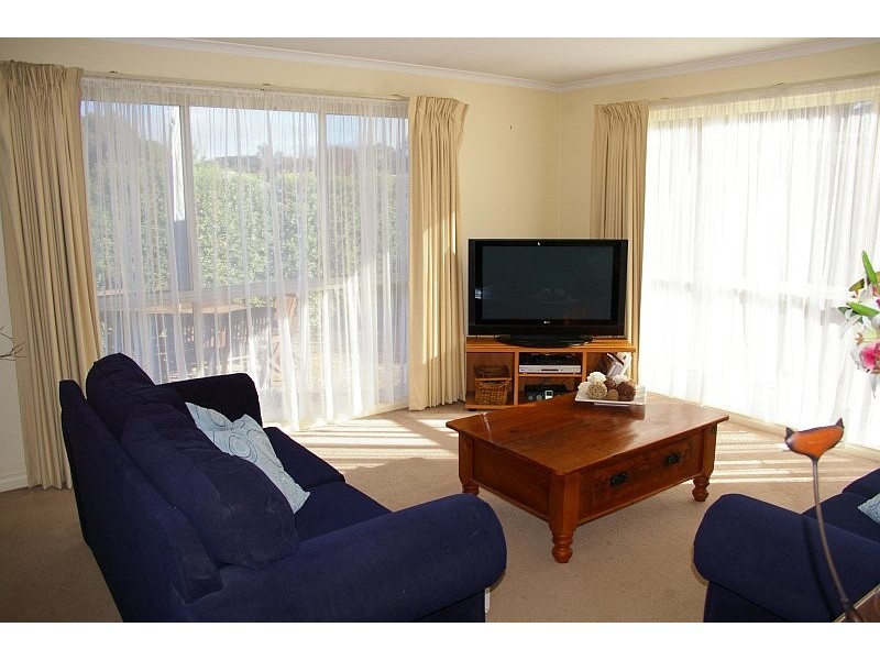 2/16 MORROW ROAD, Gisborne VIC 3437