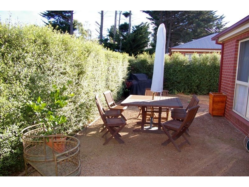 2/16 MORROW ROAD, Gisborne VIC 3437