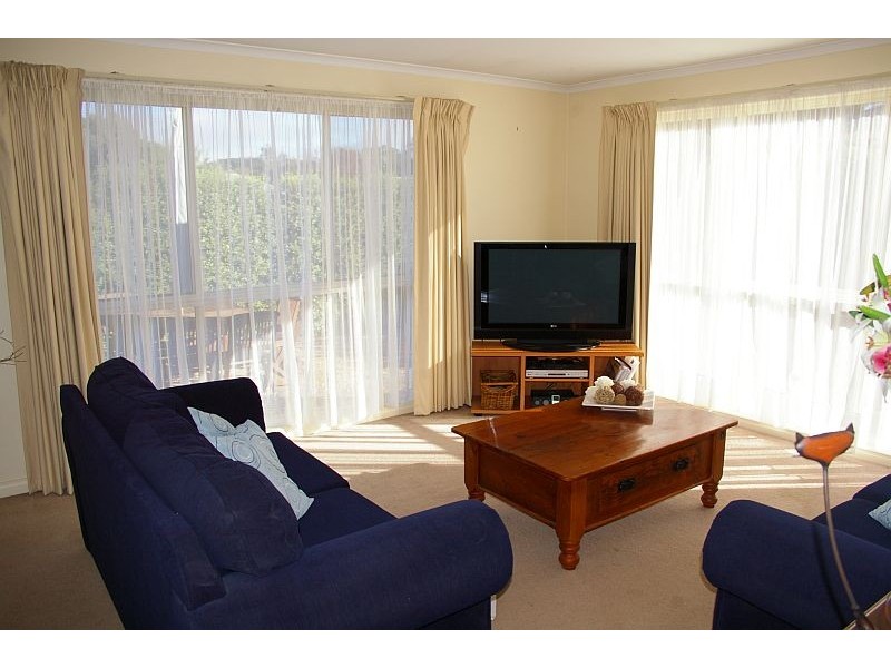 2/16 MORROW ROAD, Gisborne VIC 3437