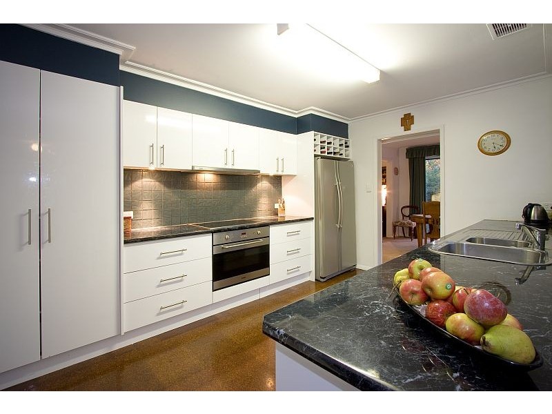33 WIMBLEDON AVENUE, Macedon VIC 3440