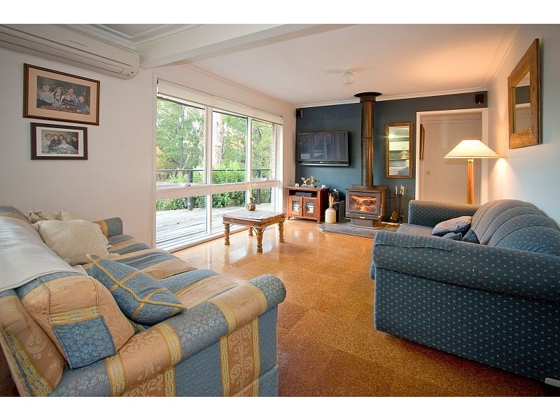 33 WIMBLEDON AVENUE, Macedon VIC 3440