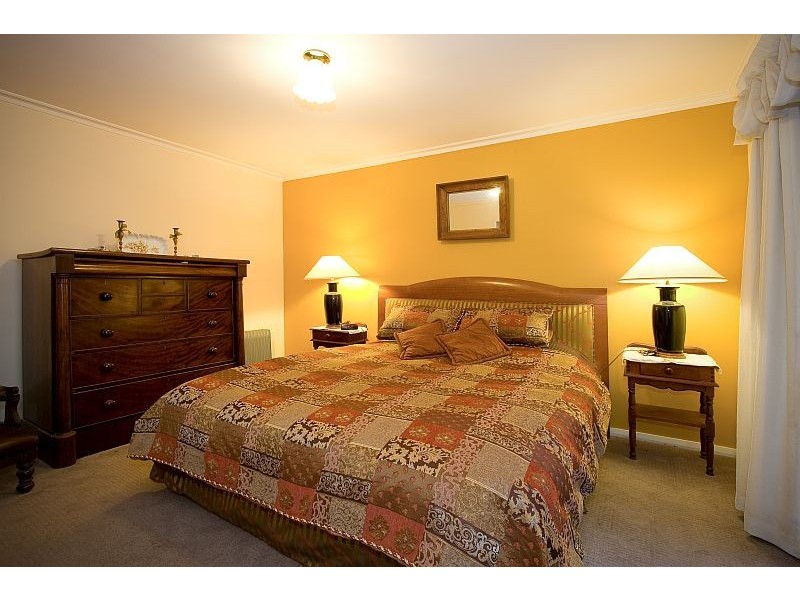 33 WIMBLEDON AVENUE, Macedon VIC 3440