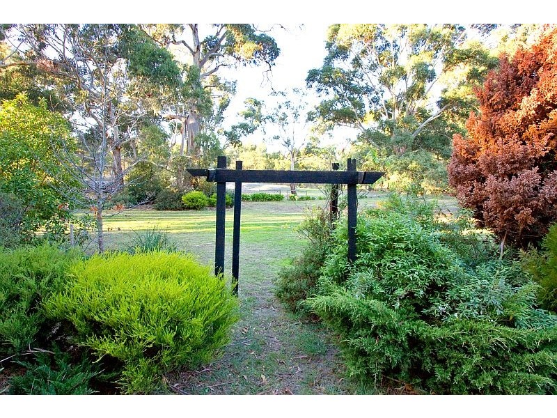 33 WIMBLEDON AVENUE, Macedon VIC 3440