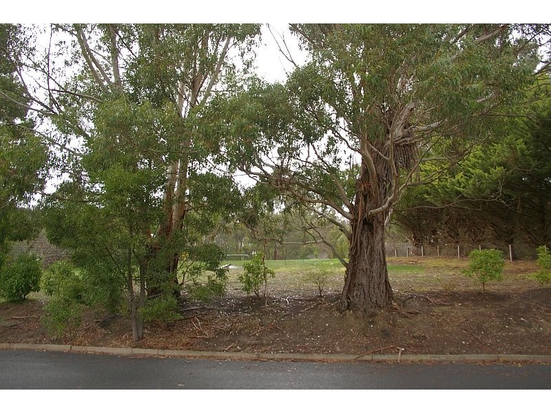 13 MANLANGI COURT, Macedon VIC 3440