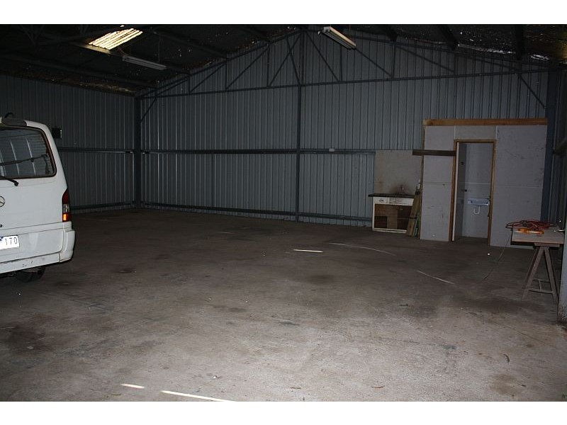 8 (Front) DRYDEN STREET, Woodend VIC 3442