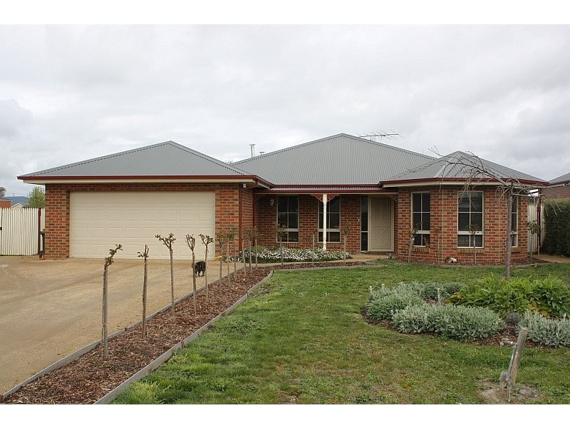 8 HYPERNO COURT, New Gisborne VIC 3438