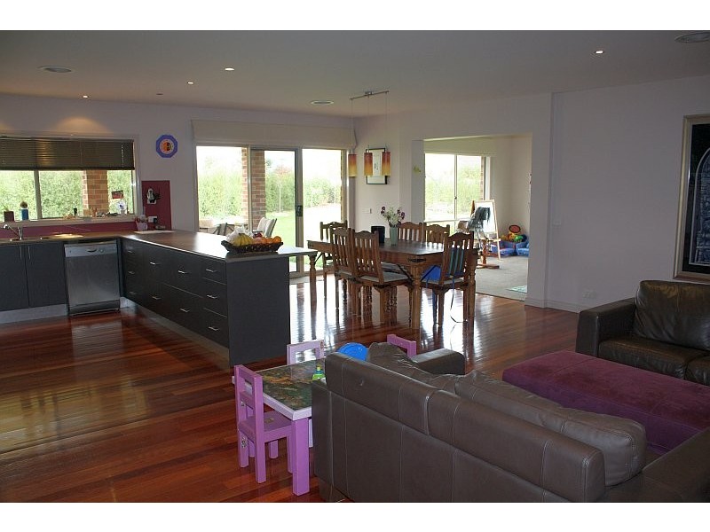 8 HYPERNO COURT, New Gisborne VIC 3438
