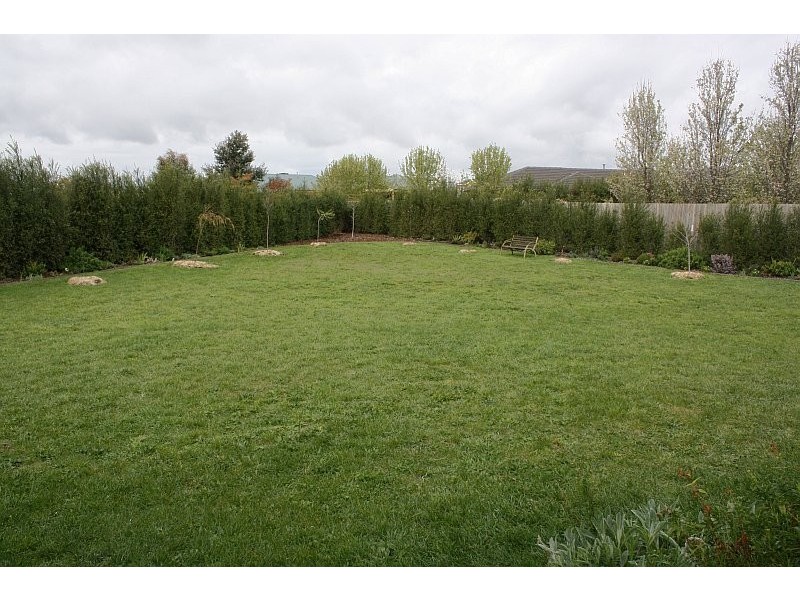 8 HYPERNO COURT, New Gisborne VIC 3438