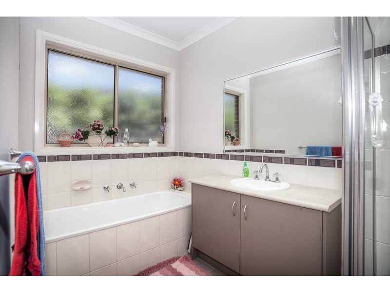 25 Mount Vista Close, New Gisborne VIC 3438