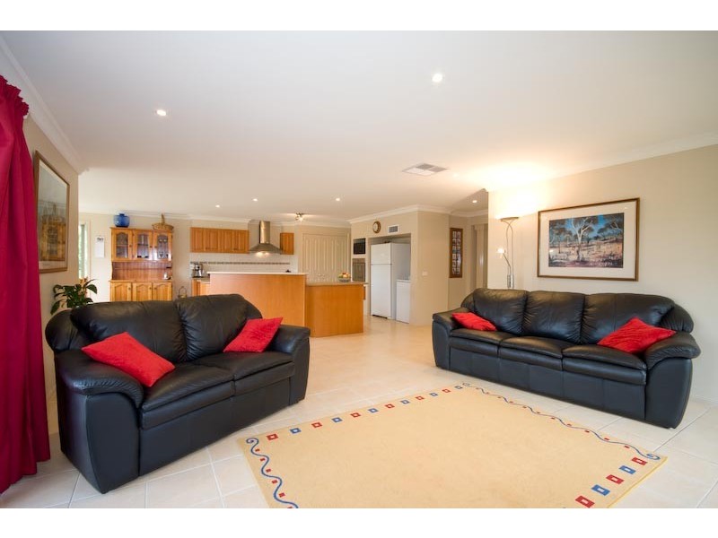 10 Slattery Crs, Gisborne VIC 3437