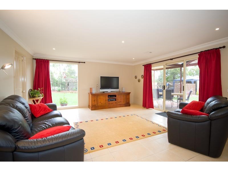 10 Slattery Crs, Gisborne VIC 3437