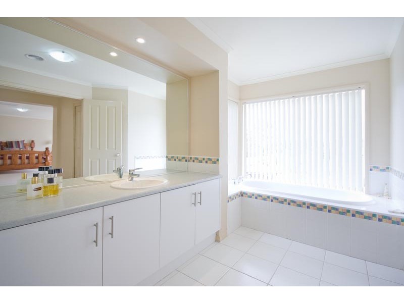 10 Slattery Crs, Gisborne VIC 3437