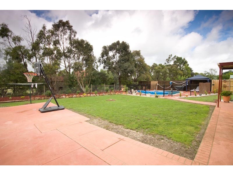 10 Slattery Crs, Gisborne VIC 3437