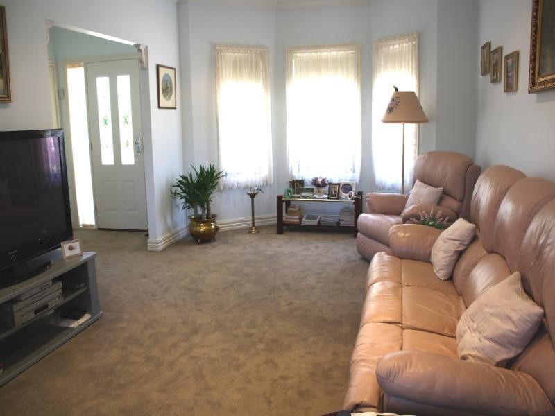 Unit 2/16 Calthorpe St, Gisborne VIC 3437