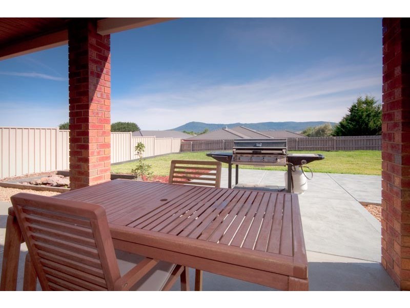 15 Vernon Close*, New Gisborne VIC 3438